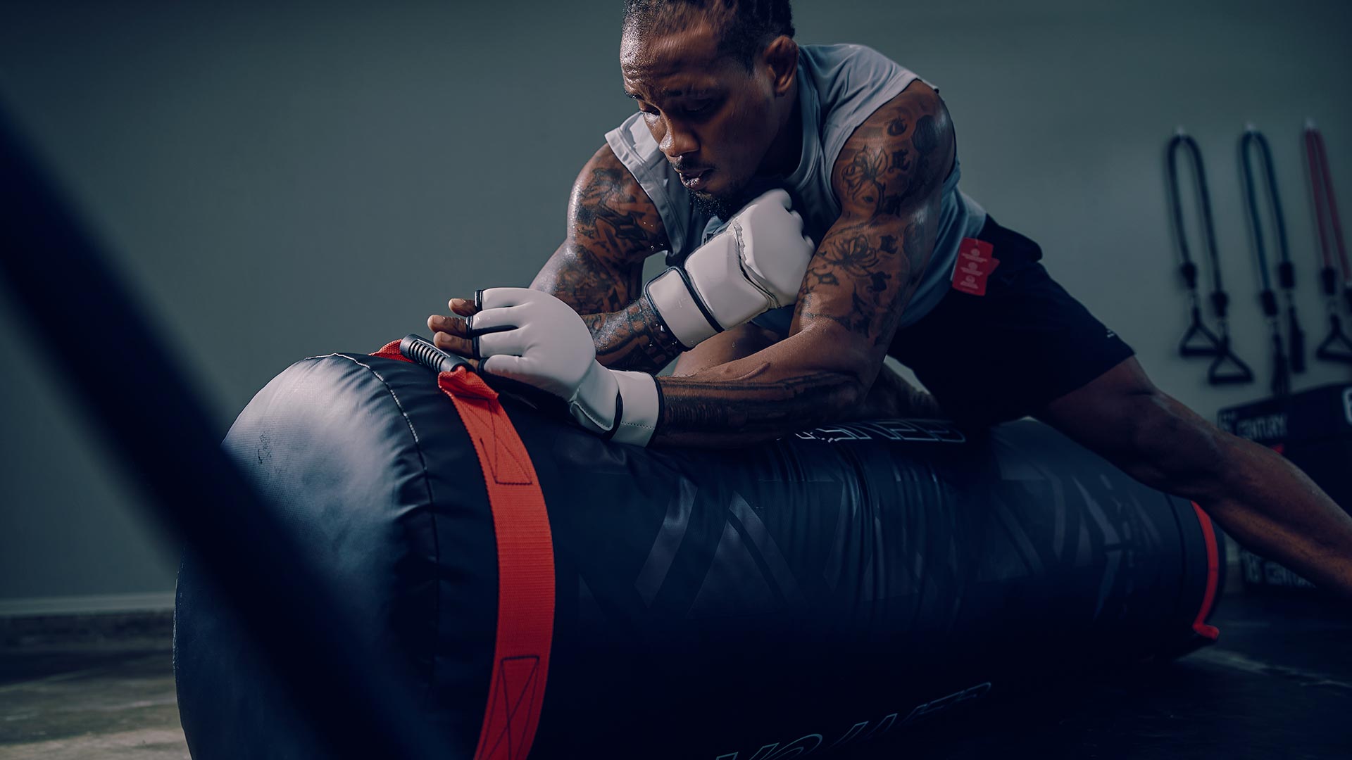 man grappling with versys vs1 freestanding century bag