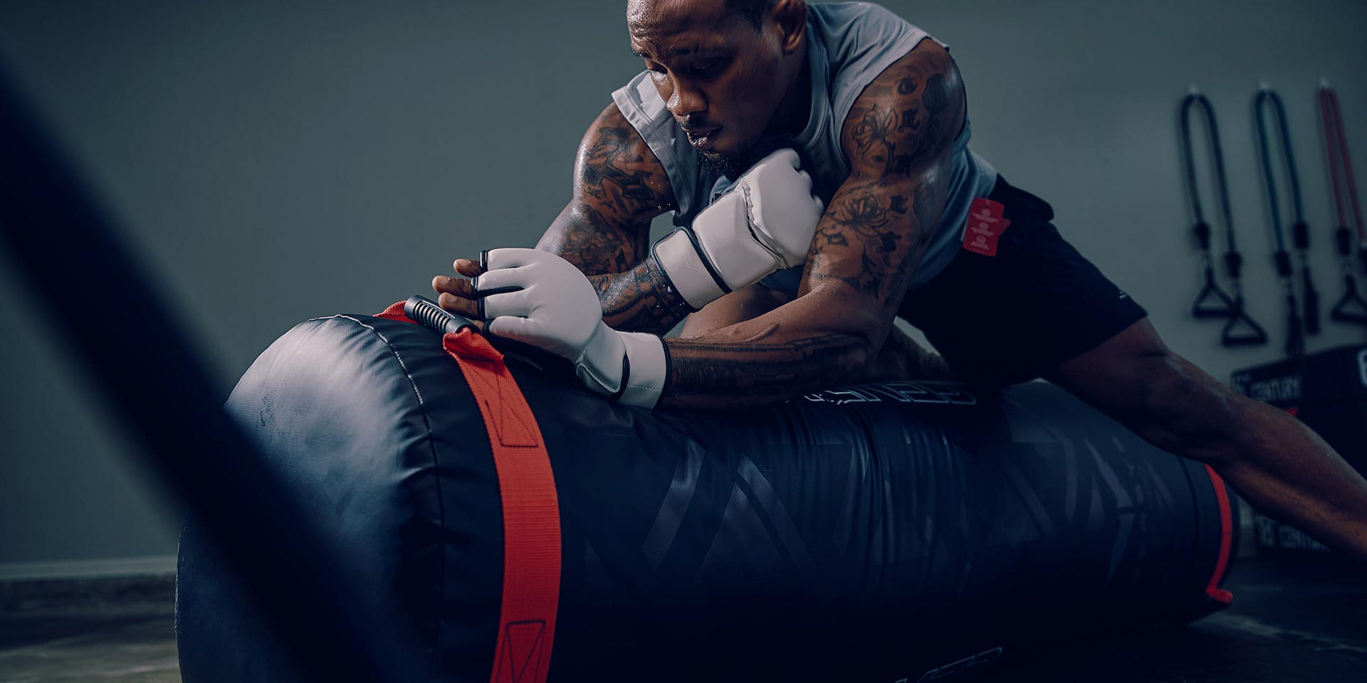 man grappling with versys vs1 freestanding century bag